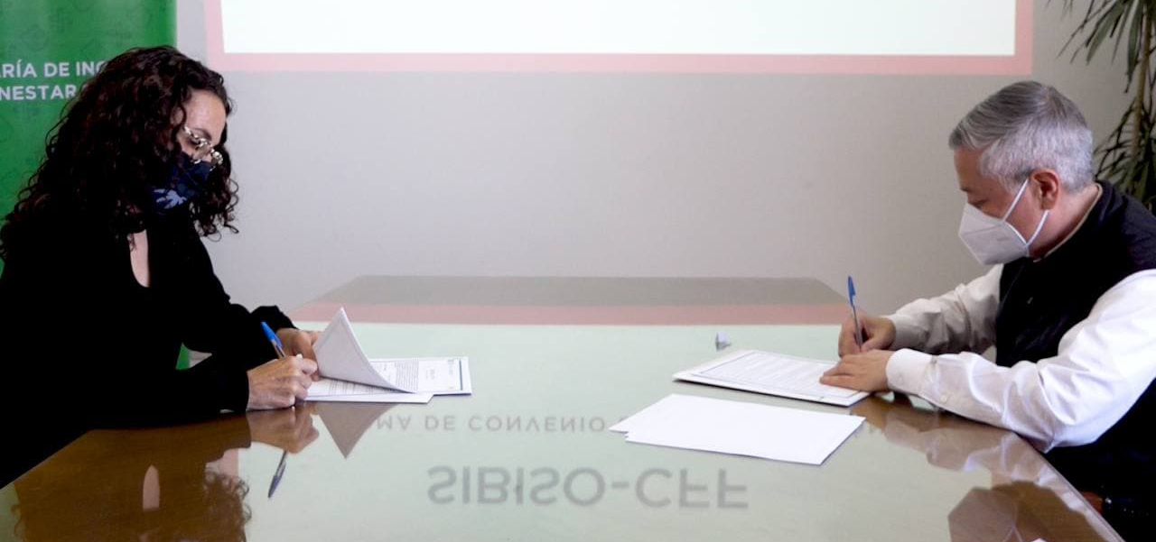 Almudena Ocejo Rojo y Óscar Arias Bravo firmando el convenio