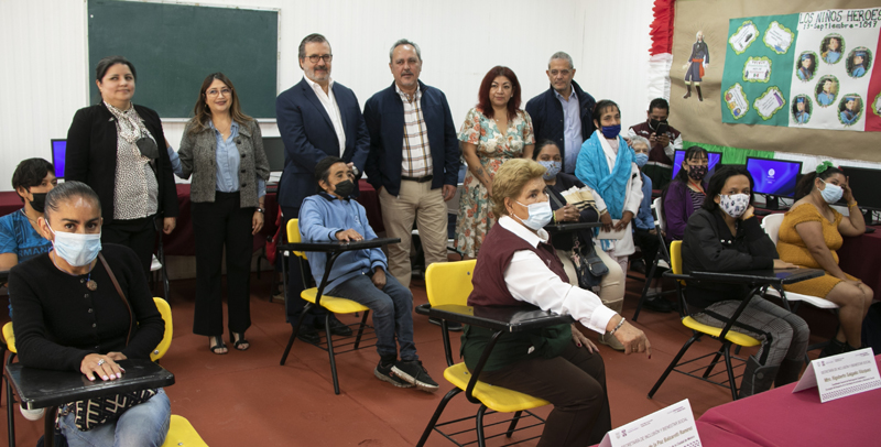 autoridades y usuarias al Interior del aula luego de la inaugración