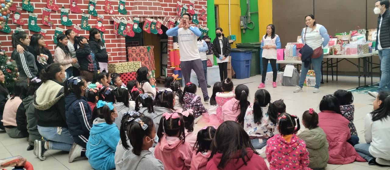 personas voluntarias durante su visita en una Institución